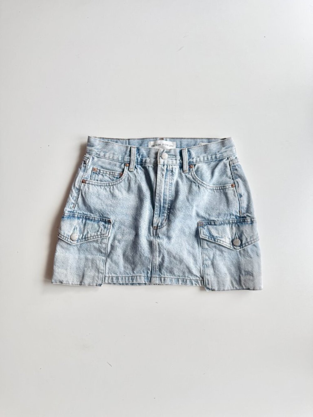 Aritzia DENIM FORUM 90's Mid Rise Blue Eyeliner Denim Cargo Mini Skirt, Size 25